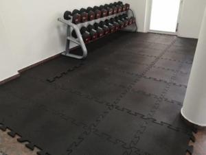 UnderFit Mata podłoga puzzle gumowa na siłownie 100 x 100 x 1,5 cm 4