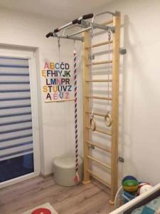 Wallbarz Drabinka gimnastyczna drewniana Adler wenge 4