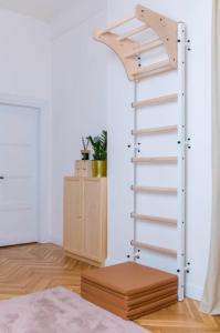 BenchK Drabinka gimnastyczna z drewnianymi szczebelkami i drewnianym drążkiem 310W BenchK 240 x 67 cm 3