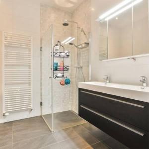 Koszyk prysznicowy Vilde Półka łazienkowa metalowa zawieszana organizer na prysznic deszczownicę wisząca czarna 61x28,5x12,5 5