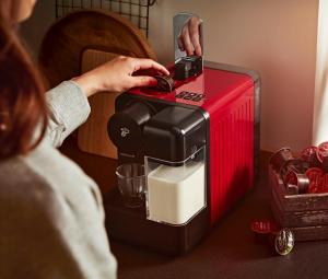 Ekspres na kapsułki Tchibo Cafissimo Milk czerwony 9