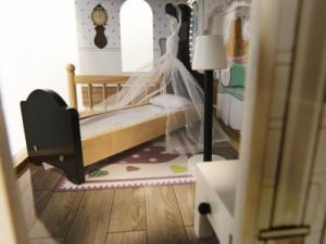 KIK Domek dla lalek drewniany MDF + mebelki 122cm XXL LED 6