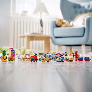 LEGO Classic 90 years of fun (11021) 9