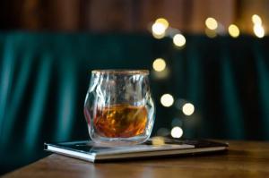 Vialli Design Szklanka do whisky z podwójną ścianką Enzo 320 ml 8487 4