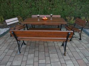 Grillbox Meble ogrodowe Królewskie - stół 2 ławki z podłokietnikami 2 krzesła z podłokietnikami 1