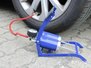 Carcommerce POMPKA NOŻNA DWUTŁOKOWA Z MANOMETREM 4