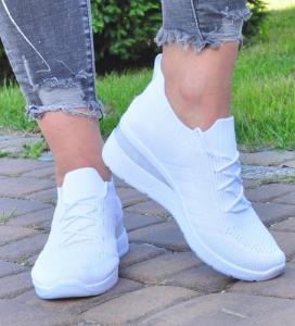 Pantofelek24 Białe sneakersy na niskim koturnie /G1-2 12124 T394/ 37 1