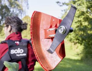 Solo by AL-KO Wielofunkcyjne urządzenie spalinowe Solo by AL-KO 130 MT: kosa spalinowa + nożyce do żywopłotu + okrzesywarka do gałęzi + przedłużka + tarcza 3T + nóż mulczujący + szelki 12