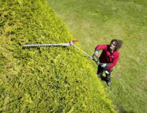 Solo by AL-KO Wielofunkcyjne urządzenie spalinowe Solo by AL-KO 130 MT: kosa spalinowa + nożyce do żywopłotu + okrzesywarka do gałęzi + przedłużka + tarcza 3T + nóż mulczujący + szelki 4