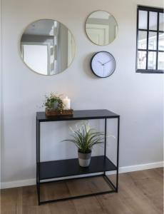 House Nordic House Nordic Stolik konsolowy z 2 półkami Avery, czarny 4