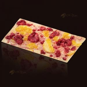 M.Pelczar Chocolatier Czekolada biała 25,9% z czekoladą różową Ruby oraz z malinami i mandarynkami 2