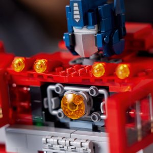LEGO Icons Optimus Prime (10302) 3