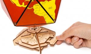 EcoWoodArt EWA Drewniane Puzzle 3D - Dwudziestościenny Czerwony Globus 3