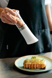 Młynek do przypraw Vialli Design Grawitacyjny młynek do soli i pieprzu elektryczny biały LIVIO 8852 5