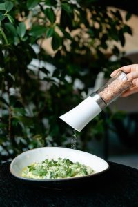 Młynek do przypraw Vialli Design Grawitacyjny młynek do soli i pieprzu elektryczny biały LIVIO 8852 6