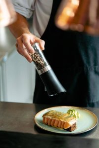 Młynek do przypraw Vialli Design Grawitacyjny młynek do soli i pieprzu elektryczny czarny LIVIO 8845 6