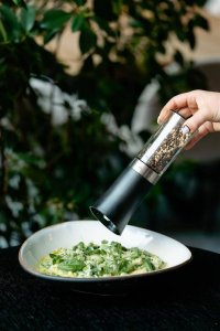 Młynek do przypraw Vialli Design Grawitacyjny młynek do soli i pieprzu elektryczny czarny LIVIO 8845 7