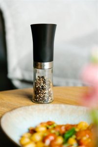 Młynek do przypraw Vialli Design Grawitacyjny młynek do soli i pieprzu elektryczny czarny LIVIO 8845 8