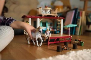 Figurka Schleich Przyczepa do tajnych spotkań SLH42593 6
