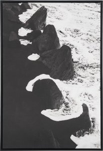 Beliani Lumarko Obraz na płótnie w ramie morze 63 x 93 cm czarno-biały SIZIANO! 1