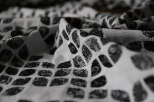 Yaro Slings Chusta tkana Yaro Slings - Petals Ultra Black White Grey Tencel 5 (4.2 m.) 26