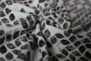 Yaro Slings Chusta tkana Yaro Slings - Petals Ultra Black White Grey Tencel 5 (4.2 m.) 3