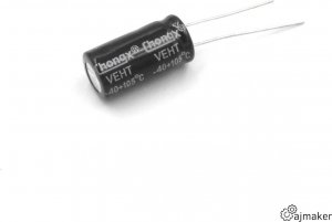 AJmaker Kondensator elektrolityczny 100uF/10V  THT 1