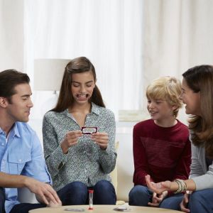 Hasbro Gra Powiedz to Dzieci kontra dorośli (C3145) 9