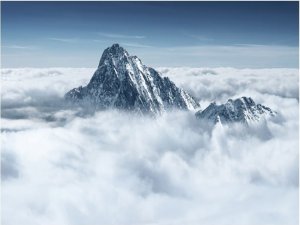 DecoNest Fototapeta - Górski szczyt w chmurach - 300X231 1