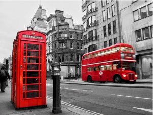 DecoNest Fototapeta - Londyn: czerwony autobus i budka telefoniczna - 300X231 1