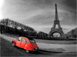 DecoNest Fototapeta - Wieża Eiffla i czerwony samochód - 300X231 1