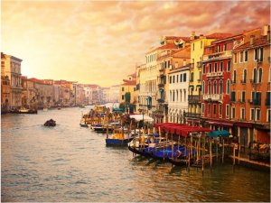 DecoNest Fototapeta - Wenecja - Kolorowe miasto na wodzie - 300X231 1