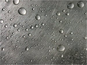 DecoNest Fototapeta - Stalowa powierzchnia z kroplami wody - 300X231 1