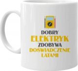 Koszulkowy Dobry elektryk zdobywa doświadczenie latami - kubek z nadrukiem 1