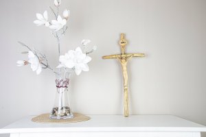 Krzyż z wizerunkiem Chrystusa wyrzeźbiony z drewna 1