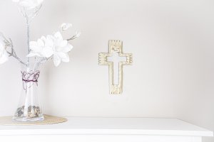 Krzyż wyrzeźbiony z drewna - styl rustykalny 1