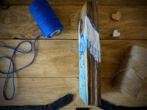 Malunek Anioła na kawałku drewna 4