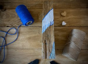 Malunek Anioła na kawałku drewna 7