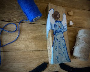 Malunek Anioła na kawałku drewna 8