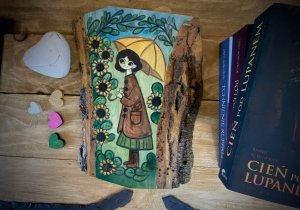 Żółty parasol - obrazek na drewnie z korą 3