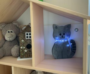 Drewniane kotki ze świecącą kokardką 1