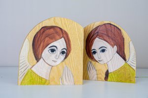 Anioł z warkoczem na drewnie 5