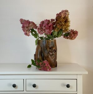 Drewniany wazon na kwiaty z pnia drzewa 1