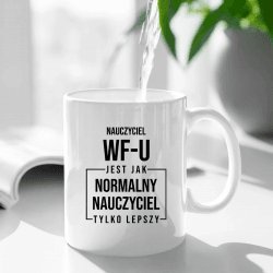 Koszulkowy Nauczyciel wf-u jest jak normalny nauczyciel, tylko lepszy- kubek na prezent dla nauczyciela 3