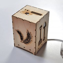 Lampa stołowa Koszulkowy Rolnik - drewniana lampka na prezent dla rolnika 2