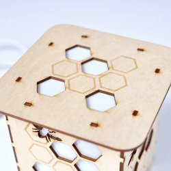 Koszulkowy Ul - drewniana lampka na prezent dla pszczelarza 5