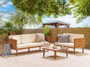 Beliani Sofa trzyosobowa z drewna akacjowego z białymi poduszkami BARATTI! 2