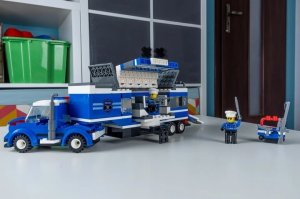 Blocki KLOCKI LEGO POLICJA Mobilny Posterunek Centrum Dowodzenia Policjant KOMENDA KOMISARIAT POLICJI BLOCKI 332 elementy 5
