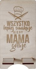 Podstawka Koszulkowy Wszystko lepiej smakuje, kiedy mama gotuje - podstawka na telefon z grawerem 1