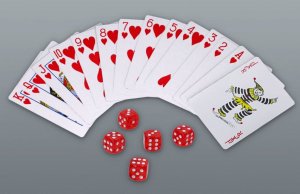 Gentelo Zestaw Zapalniczka Benzynowa Karty i 5 Kości do Gry 6